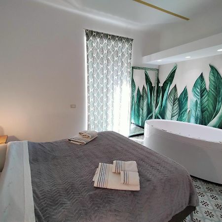 Sonnino Suite Jacuzzi Apartment Bari Buitenkant foto