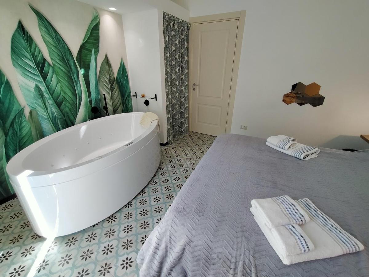 Sonnino Suite Jacuzzi Apartment Bari Buitenkant foto